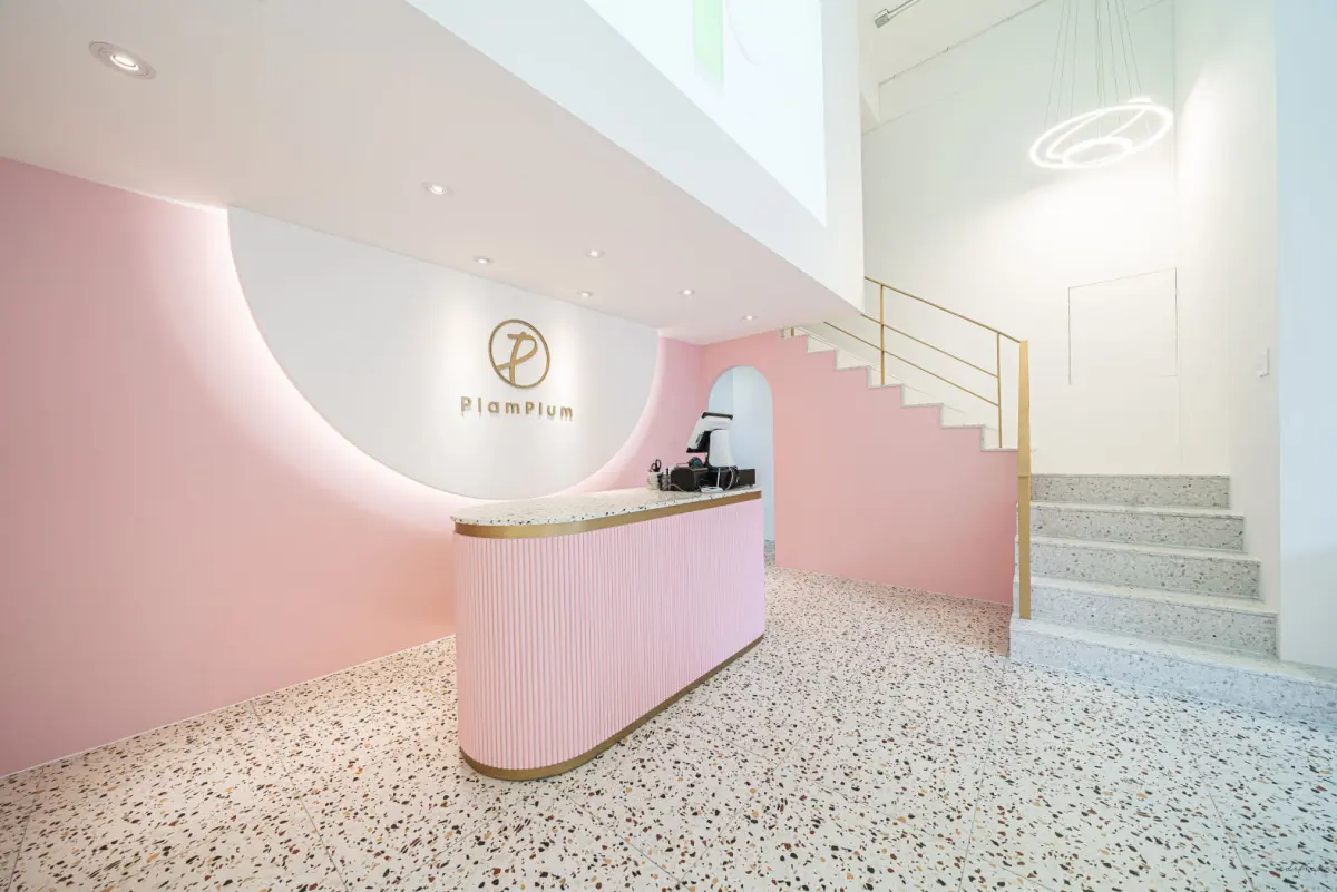 핑크와 테라조가 어우러진 감각적인 뷰티샵 인테리어